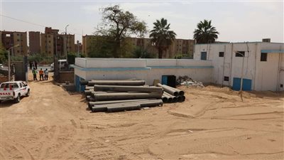 محافظ المنيا يتابع أعمال توسعات محطة مياه الشرب ببني مزار وموقف السيارات الجديد