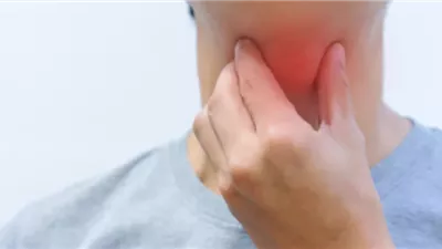 أفضل علاج منزلي لالتهاب الحلق.. طبيب يحذر من اطعمة الشتاء 