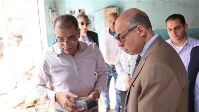 محافظ المنيا يغلق أحد المخابز المخالفة ببني مزار خلال حملة تموينية مفاجئة