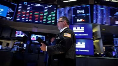 وول ستريت تغلق على ارتفاع بعد فوضى بسبب احتمال إقالة رئيس البنك المركزي الأمريكي