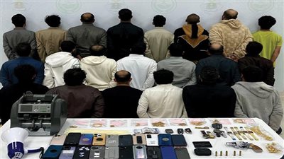 انتحلوا صفة رجال أمن.. القبض على 18 وافدا و3 مواطنين لسرقتهم المنازل والمارة بالسعودية 