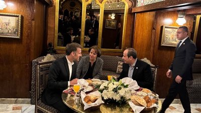 الرئيس السيسي يصطحب نظيره الفرنسي في جولة تفقدية بالحسين وخان الخليلي | بث مباشر