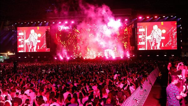 عمرو دياب يتألق في