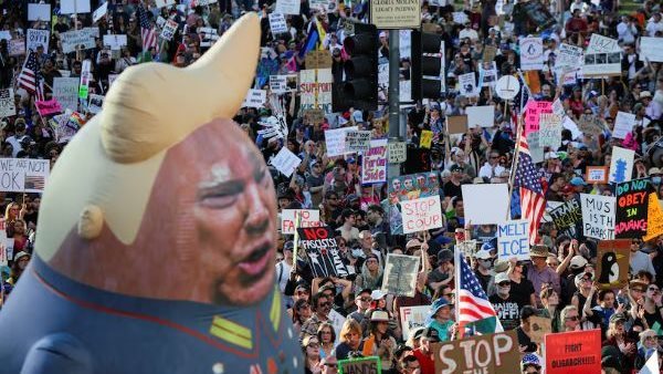 الآلاف يتظاهرون في