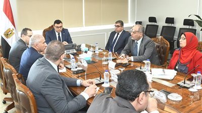 وزير الإسكان يتابع آليات طرح الأراضي والفرص الاستثمارية بالمدن الجديدة