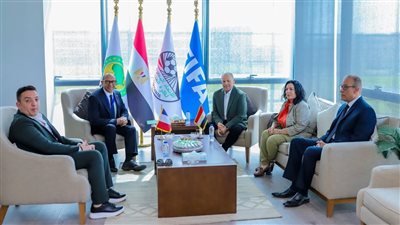 أبو ريدة يلتقي نظيره الفرنسي فيليب ديالو.. ويهديه درع الاتحاد وقميص المنتخب