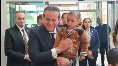 وزير الصحة يصطحب نظيره الفرنسي في زيارة لمستشفى سرطان الأطفال 57357| بث مباشر 