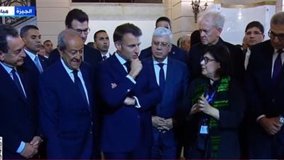  في زيارة تاريخية.. الرئيس الفرنسي يصل إلى جامعة القاهرة