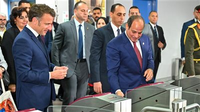 باشتراك VIP.. الرئيس الفرنسي ينشر فيديو من رحلته بالخط الثالث للمترو