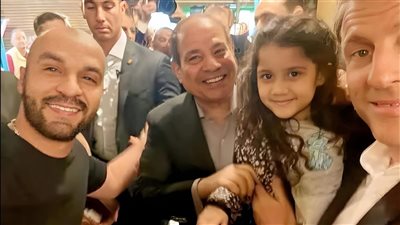 خروجة أسرية.. مصور فيديو الرئيس الفرنسي حاملًا طفلة مصرية بخان الخليلي: اتفاجأنا بيه معانا في الكافيه