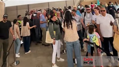 مفيش أتوبيسات كهربائية.. زحام شديد بمنطقة أهرامات الجيزة بعد التشغيل التجريبي لطريق الفيوم| صور