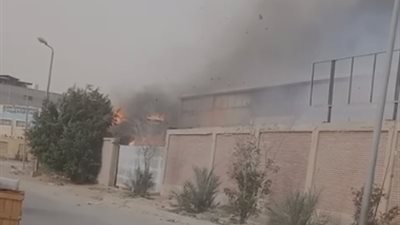 إصابة 5 أشخاص في حريق مصنع كرتون بالروبيكي│ صور