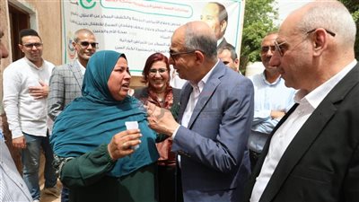 دمعة أم كسرت حاجز اليأس.. محافظ المنيا يستجيب لسيدة تعاني من الإيجار منذ 16 عاما: ليكي شقة