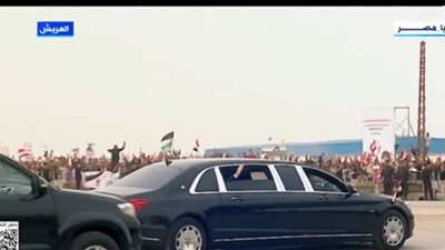 الرئيس السيسي ونظيره الفرنسي يزوران مدينة العريش وسط استقبال حاشد من المواطنين