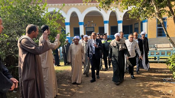 محافظ قنا يقدم واجب