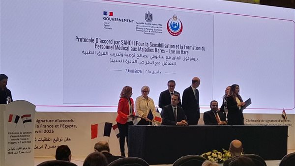 جانب من التوقيع 