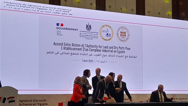 جانب من التوقيع 