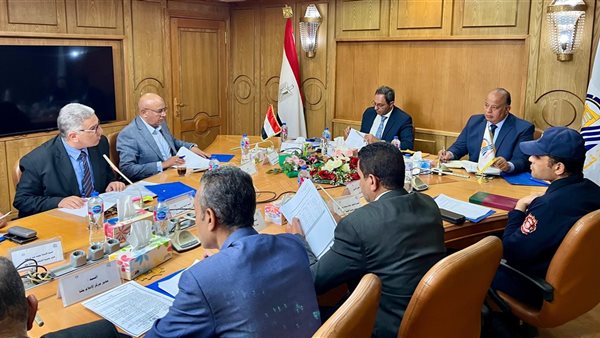 اجتماع محافظ قنا