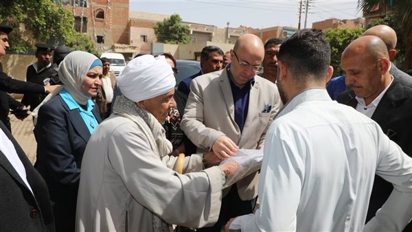 محافظ بني سويف يستمع