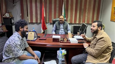 بعد مصادرة عربته.. رئيس حي بولاق الدكرور يستقبل بائع الباكمبا السوداني بمكتبه لحل مشكلته