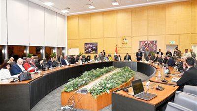 وزير الإسكان يبحث مع عدد من النواب متطلبات دوائرهم من مشروعات سكنية ومياه شرب وصرف صحي 