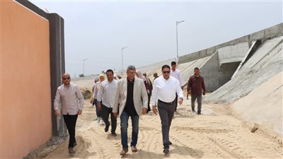 نائب محافظ بني سويف يتفقد مجمع المواقف.. ويعلن عودة المرور لطبيعته بمحور عدلي منصور 