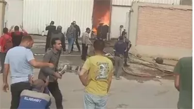 تجدد اشتعال النيران في مصنع بدر.. والحماية المدنية تدفع بـ 20 سيارة إطفاء