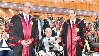 محافظ الفيوم ورئيس الجامعة يشهدان الاحتفال بعيد العلم السابع عشر