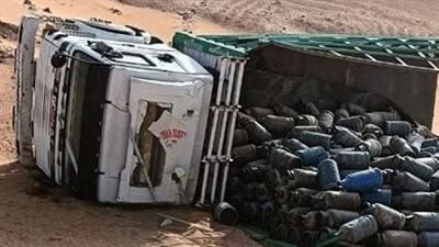 انقلاب سيارة محملة بالأنابيب في الوادي الجديد بسبب العواصف الترابية| بث مباشر