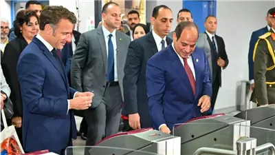 بـ120 جنيها.. ما لا تعرفه عن كارت المحفظة الذي استخدمه ماكرون لعبور بوابات المترو