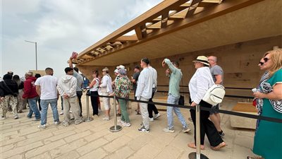 تأكيدا لـ القاهرة 24.. السياحة: السماح بدخول مجموعات كبيرة من السائحين بالحافلات الخاصة بمنطقة أهرامات الجيزة