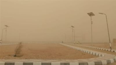 عاصفة ترابية تغطي الطرق الصحراوية في أسوان.. والمحافظة ترفع درجة الاستعداد القصوى| بث مباشر 