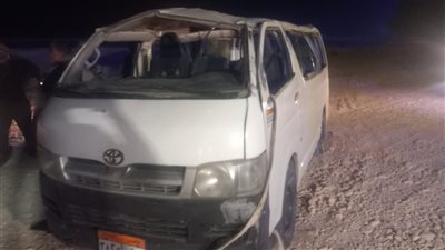 إصابة 15 شخصًا في انقلاب ميكروباص على الطريق الصحراوي الغربي بأسوان