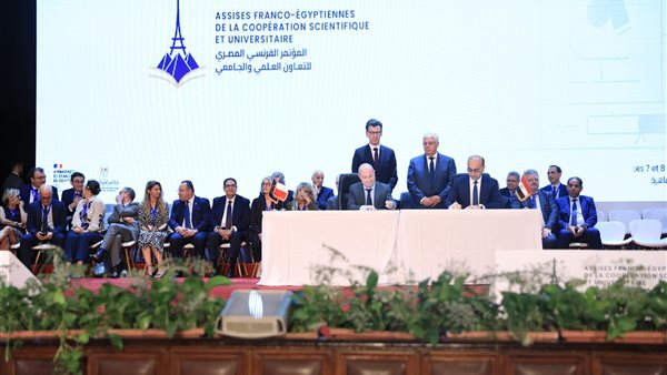 جانب من التوقيع 