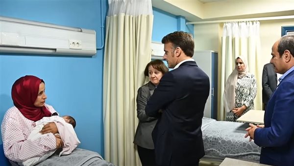 ماكرون يتفقد سيدة