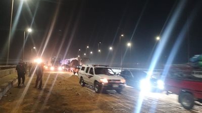 تفاصيل عودة الحركة المرورية لطبيعتها أعلى كوبري قها بعد انقلاب سيارة مواد بترولية | صور