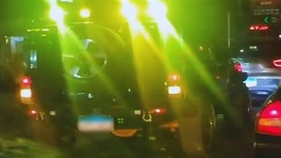 كاد يتسبب في تعريض حياة المواطنين للخطر.. الداخلية تضبط سائق سيارة وضع كشافات عالية الإضاءة في سيارته من الخلف