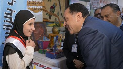 سألها عن جودة التعليم.. حوار لرئيس الوزراء مع طالبة من ذوي الهمم بمدرسة أسيوط الثانوية الزخرفية
