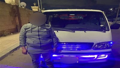 ضبط سائق سمح لشخص بالجلوس في المقعد الأمامي وفتح باب الميكروباص أثناء سيره بالإسكندرية