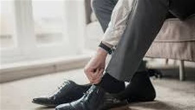 تسبب أمراضًا خطيرة.. طبيب يحذر من ارتداء الأحذية داخل المنزل