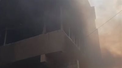 جهات التحقيق تعاين موقع حريق مخزن قطع غيار سيارات بالحرفيين في حلوان