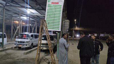 حملات على المواقف وطباعة التعريفة الجديدة لركوب السيارات بالمنوفية بعد زيادة أسعار الوقود| صور