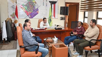 رئيس جهاز العاشر من رمضان يتابع الموقف التنفيذي وسير العمل بالمشروعات الجارية للطرق