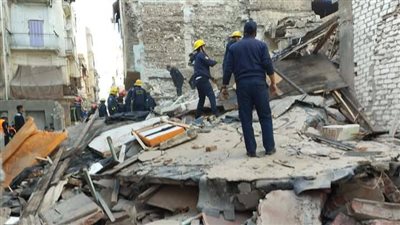 إنقاذ 4 أشخاص.. محافظ الإسكندرية يتفقد موقع انهيار عقار اللبان