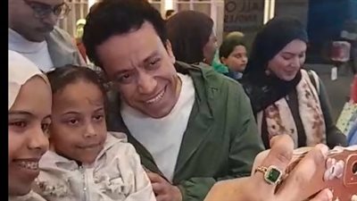 سامح حسين يفاجئ جمهوره بصور تذكارية خلال عرض فيلمه الجديد استنساخ بالسينمات