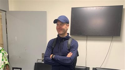 بقيادة الهولندي داني ماكلي.. وصول طاقم حكام مباراة بيراميدز والأهلي إلى القاهرة