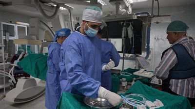 وحدة القسطرة التداخلية بمستشفى المنصورة الجامعي تبث عملية علاجية نادرة أمام 800 طبيب