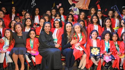 وزيرة التضامن تشهد حفل تخرج طالبات مرحلة رياض الأطفال بمدرسة كلية رمسيس للبنات.. وتشارك في تجهيز السعف| صور