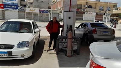 محافظ شمال سيناء يتابع انتظام العمل في مواقف السيارات ومحطات الوقود