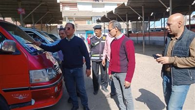 محافظ المنيا يتابع الحملات الرقابية على المواقف للتأكد من الالتزام بتعريفة الركوب الجديدة